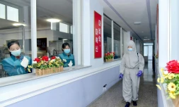 Désinfection d'une usine d'eau minérale à Pyongyang le 20 mars 2021