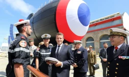 Le président Emmanuel Macron rencontre l'équipage du sous-marin nucléaire d'attaque français "Suffren" à Cherbourg, le 12 juillet 2019