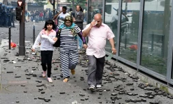 Des passants devant l'hôpital Necker cible de casseurs le 14 juin 2016 à Paris