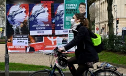 Des affiches de campagne collées sur un panneau électoral à Rennes, le 1er février 2022