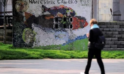Un graffiti avec une inscription en basque "Nous voulons un pays basque sans murs" à Errenteria, en Espagne, le 6 avril 2017