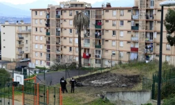 Des policiers patrouillent le quartier des "Jardins de l'empreur", le 30 décembre 2015 à Ajaccio