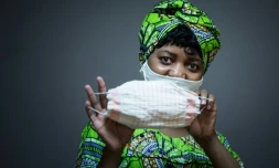 La camerounaise Florence pose avec un masque qu'elle a réalisé pour l'organisation caritative de l'Armée du Salut, à Paris le 6 avril 2020