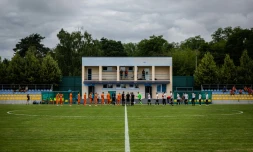 Le petit stade de Demydiv, à 20 kilomètres au nord de Kiev, lors d'un match de préparation entre le FSC Marioupol et le FC Nyva, le 20 août 2022