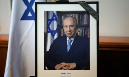 Le portrait de Shimon Peres entouré d'un crÚpe noir lors de la réunion du gouvernement le 28 septembre 2016 à Jérusalem