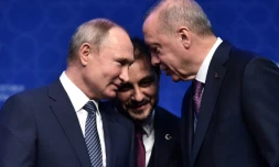 Le président russe Vladimir Poutine (g) et son homologue turc Recep Erdogan, lors d'une cérémonie officielle à Istanbul, le 8 janvier 2020