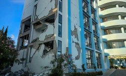Un bùtiment endommagé à la suite du séisme de magnitude 7,7 qui a frappé la province de Nusa Tenggara oriental, en Indonésie, le 15 août 2026