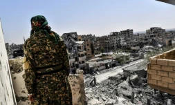 Un combattant des Forces démocratiques syriennes (FDS) soutenues par Washington sur la ligne de front ouest des combats contre les jihadistes du groupe Etat islamique (EI) à Raqa, le 8 octobre 2017