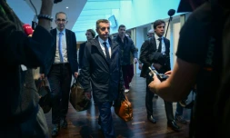 Le maire de Saint-Etienne Gaël Perdriau (au centre) arrive à son procès pour chantage à la sextape, le 22 septembre 2025 au tribunal correctionnel de Lyon