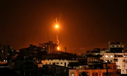 Des bombes éclairantes lancées par des avions de guerre israéliens sur la bande de Gaza le 12 novembre 2018