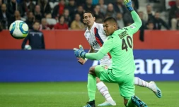 Angel Di Maria bat de prÚs le gardien de Nice Walter Benitez, le premier but de son doublé à l'Allianz Riviera, le 18 octobre 2019