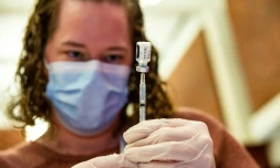 Un soignant d'un hôpital à Hartford (Connecticut) prépare à injecter à un patient une dose de vaccin contre le Covid-19 le 6 janvier 2022