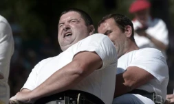 Des Basques participent au tir à la corde lors du "Festival de la Force Basque" à Saint-Palais le 20 août 2017, dans le sud-ouest de la France 