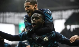 Le jeune attaquant Bamba Dieng, enlacé par Amine Harit, a marqué le 3e but de l'OM sur penalty dans la victoire à Saint-Etienne, le 3 avril 2022 