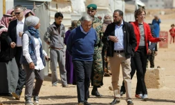 Le secrétaire général de l'ONU Antonio Guterres (c) visite le camp de réfugiés syriens de Zaatari, le 28 mars 2017 en Jordanie