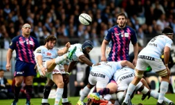 Le demi de mĂȘlĂ©e du Racing 92 Maxime Machenaud (2g) auteur de 5 pĂ©nalitĂ©s, face au Stade Français, en Top 14 Ă Colombes, le 8 octobre 2016