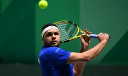 Jo-Wilfried Tsonga face au Japonais Yasutaka Uchiyama durant le premier simple de Coupe Davis France-Japon à Madrid, le 19 novembre 2019