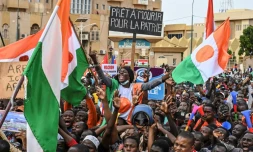 Des partisans du Conseil national pour la sauvegarde de la patrie (CNSP), qui a pris le pouvoir au Niger, lors d'un rassemblement à Niamey, le 20 août 2023