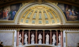 Les statues et le plafond du Sénat à Paris, le 16 mars 2023
