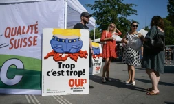 Des militants de l'Union démocratique du centre font campagne avant le sur la libre circulation avec l'UE, le 13 septembre 2020 à Genève