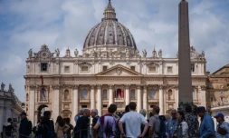 Des visiteurs sur la place Saint-Pierre au Vatican le 5 mai 2025 