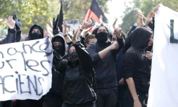 Des membres du groupe anarchiste Black Bloc manifeste contre les réformes du code du travail à Paris le 23 septembre 2017