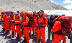 Des géomÚtres et alpinistes chinois se préparent à quitter le camp de base pour le sommet de l'Everest dans la région autonome chinoise du Tibet, le 6 mai 2020