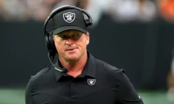 L'entraîneur des Raiders de Las Vegas, Jon Grunden, le 10 octobre 2021 lors d'un match de NFL à domicile