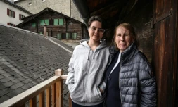 L'arrière-petite-fille de Léon Tolstoï, Marta Albertini (D), pose le 31 mars 2022 avec Anastasia Sheludko, une jeune réfugiée ukrainienne, à Lens, en Suisse