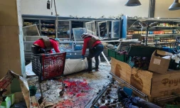 Des secouristes ukrainiens emmènent les corps de civils tués dans une frappe russe sur un supermarché de Kherson (sud) le 3 mai 2023
