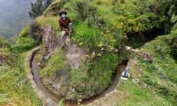 Photo diffusée par l'ONG Aquafondo le 18 avril 2021 d'un villageois assis près d'un canal de pierre datant de l'ère pré-hispanque, à San Pedro de Casta, au Pérou