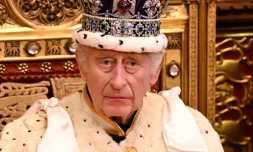 Le roi Charles III assis sur le trône à la chambre des Lords, lors de l'ouverture officielle du Parlement, à Londres, le 7 novembre 2023
