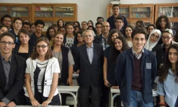 Bernard Pivot (c), président du jury du Prix Goncourt, au milieu de lycéens tunisois, le 26 octobre 2015 à Tunis