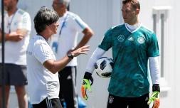 Le sélectionneur allemand Joachim Löw (g) et le gardien de but Manuel Neuer en discussion à l'entraînement, le 21 juin 2018 à Sotchi 