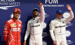 Lewis Hamilton (au centre) fête sa pole position sur le circuit de Spa en Belgique, le 26 août 2017