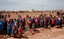 Des femmes attendent une distribution de nourriture dans un camp de déplacés, le 14 février 2022 à Baidoa, en Somalie 