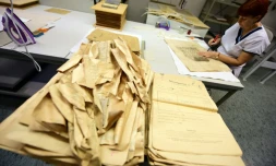 Monika Szabo, employée aux Archives de Budapest, travaille sur un document relatif à la déportation des juifs datant de 1944, le 12 novembre 2015 à Budapest