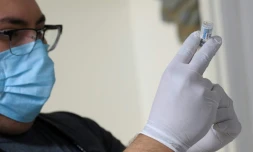 Une soignante prépare une dose du vaccin contre le Covid-19 de Johnson & Johnson, le 13 mars 2021 à Delano en Californie 