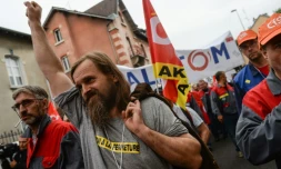 Des manifestants demandent le maintien des 400 emplois du site d'Alstom menacés de délocalisation, à Belfort, le 15 septembre 2016
