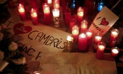 Les passants déposent fleurs et bougies en souvenir des victimes des attentats de Barcelone et de Cambrils, le 25 août 2017, à Cambrils.