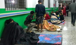 Des rescapés attendent dans un couloir de l'hôpital du district de Jajarkot au Népal à la suite d'un tremblement de terre, le 4 novembre 2023