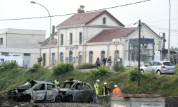 Des véhicules calcinés le 21 octobre 2015 devant la gare de Moirans au lendemain des violences commises la veille  par des gens du voyage