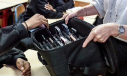 Une enseignante récupère les téléphones portables des élèves, mis de côté pendant les cours au lycée professionnel Jean Mermoz de Montsoult, le 14 janvier 2026 dans le Val-d'Oise