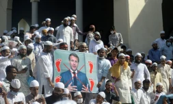 Des manifesfants répondant à l'appel d'un parti islamiste dénoncent le président français Emmanuel Macron pour son soutien à la liberté de caricaturer et appellent au boycott des produits français, à Dacca le 30 octobre 2020