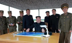 Photo fournie le 30 août 2017 par l'agence officielle nord-coréenne KCNA montrant le leader nord-coréen Kim Jong-Un observer le tir d'un missile Hwasong-12  au-dessus du Japon dans un endroit non précisé