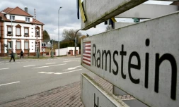 Un drapeau américain sur un panneau indicateur, près de la base aérienne de Ramstein, dans l'ouest de l'Allemagne, le 26 février 2025