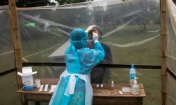 Une infirmière réalise un test Covid-19 le 17 octobre 2021 dans l'Etat de Kayah, en Birmanie