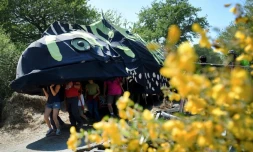 Défilé festif de militants à la ZAD de Notre-Dame-Des-Landes, promenant un "triton crêté", le dimanche 20 mai 2018