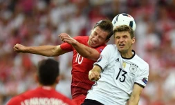 Le milieu polonais Grzegorz Krychowiak (g), dispute un ballon à l'attaquant allemand Thomas Müller, lors du match entre leurs deux équipes au premier tour de l'Euro, au Stade de France à Saint-Denis, le 16 juin 2016