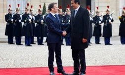 Le président Emmanuel Macron (g) accueille l'émir du Qatar Tamim ben Hamad Al-Thani, le 27 février 2024 à l'Elysée, à Paris